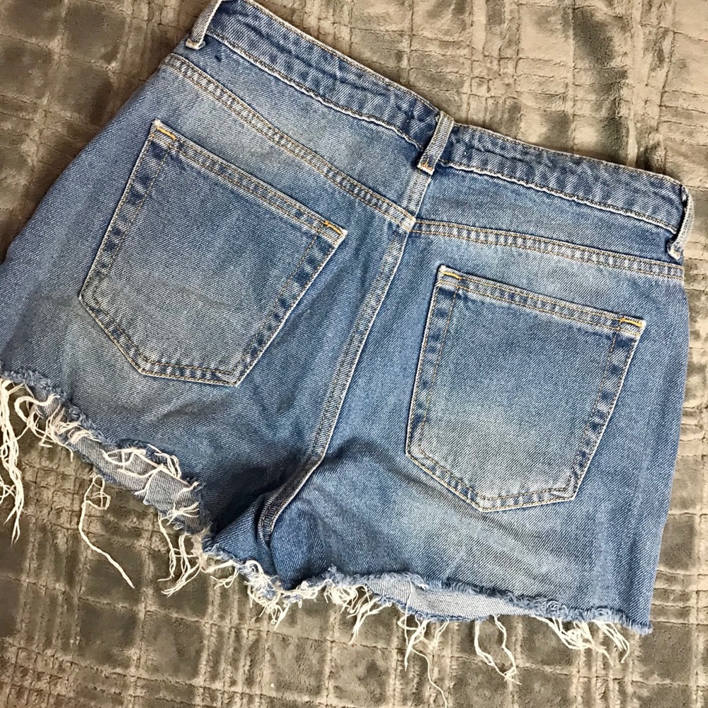 Distressed shorts - Picture 2 of 2